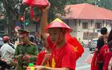 [ẢNH] Cuồng nhiệt cổ động viên Việt Nam trước giờ bóng lăn
